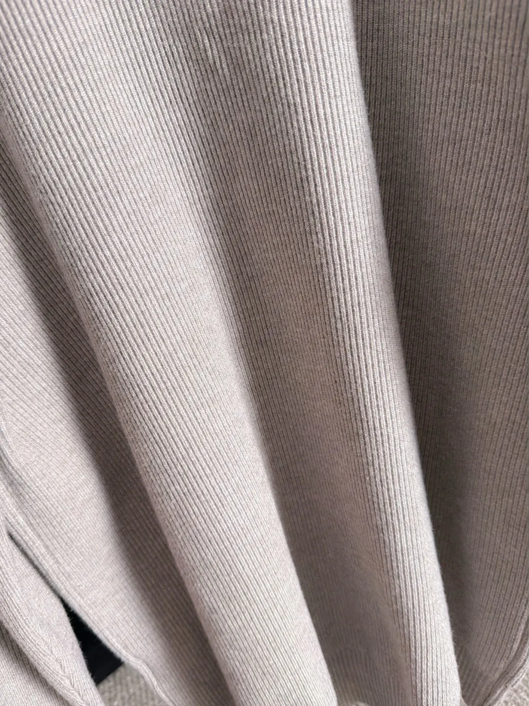 Next day shipping LP 2041 Autumn and Winter latest sweaters from the official website, on sale at the counter at the same time Hot Sale! Specially made of wool blended fabric. It feels comfortable and can be directly in contact with the skin. The logo badge is exquisitely embroidered, which is extremely eye-catching! The details highlight the fashionable charm of big brands. Exquisite workmanship. Three-dimensional cutting style. The wearing effect is invincible and handsome! All three standards are complete! Sizes:M-3XL